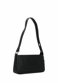 Bolso de hombro rectangular negro con una correa ancha y un bolsillo frontal con parche, mostrado sobre un fondo blanco liso.