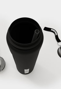 Schwarzer wiederverwendbarer Becher mit einer glatten, matten Oberfläche, einem klaren Strohhalm und einem silbernen Deckel. Enthält ein schwarzes Silikonband mit dem Markennamen.