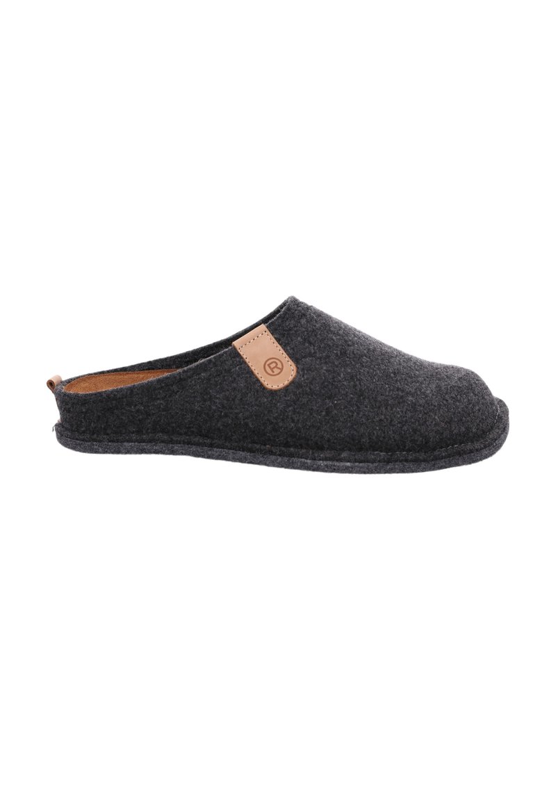 Ciabatta in felt grigio scuro, senza lacci, con un'etichetta in pelle marrone chiaro e rivestimento interno marrone, vista di lato su sfondo bianco.