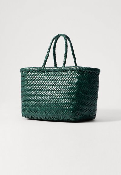 Sac en osier de couleur vert foncé avec deux anses supérieures, forme rectangulaire, surface texturée et motif chevron subtil.