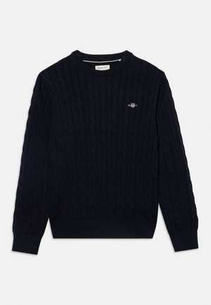 Pulover bleu închis cu model împletit în cablu, guler rotund și logo mic brodat pe pieptul stâng, mâneci lungi, manșete și tiv elastic.