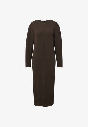 Długa sukienka z prążkowanej dzianiny w ciemnym brązie, z okrągłym dekoltem i długimi rękawami, z centralnym szwem i prostym krojem.