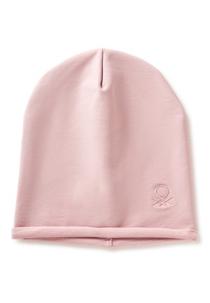 Bonnet en tissu doux rose clair avec un petit logo circulaire brodé près de l'ourlet replié.