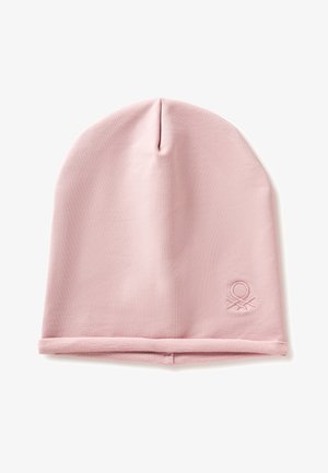 Jasnoróżowa, miękka czapka beanie z małym, okrągłym haftowanym logo w pobliżu podwiniętego brzegu.