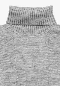 Grauer gestrickter Rollkragenpullover mit geripptem Kragen und unterschiedlichen Texturen im gesamten Stoff, die ein dezentes Muster zeigen.