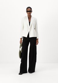 BOSS Blejzr - open white