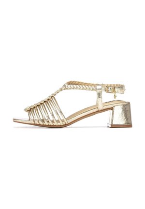 Sandalia de tacón metálica dorada con diseño abierto en la puntera, tiras trenzadas y tacón ancho. Textura suave con ranuras verticales para ventilación.
