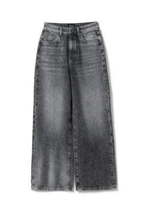 Grijze denim jeans met brede pijpen, hoge taille, voorzakken, riemlussen en vervaagde details, plat op een witte achtergrond gelegd.