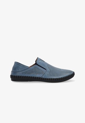 Schlüpfschuhe aus hellblauem Leder mit perforiertem Obermaterial für Atmungsaktivität, schwarzer Gummisohle und kontrastierenden Steppnähten.