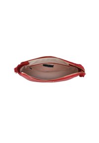 Clutch in pelle rossa con zip dorata. L'interno è foderato in tessuto beige. Presenta una forma piatta e rettangolare con manico laterale.
