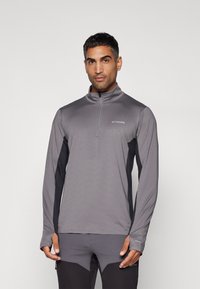 Pullover grigio a maniche lunghe con mezza zip, caratterizzato da pannelli laterali neri, tessuto testurizzato e logo Columbia sul petto.