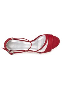 Rote Wildleder-High Heel-Sandalette mit offener Zehe, zwei breiten vorderen Riemen und einem Knöchelriemen mit einer silberfarbenen Schnalle. Silberne Innensohle.