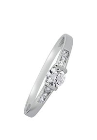 Bague en or blanc avec un diamant rond central et trois petits diamants d'accent de chaque côté, avec un anneau poli et lisse.