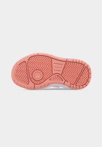 Κάτω σόλα ενός παπουτσιού Lacoste σε κοραλλί χρώμα με υφή και μοτίβα πέλματος, καθώς και το λογότυπο της μάρκας χαραγμένο κοντά στον αρθρώτη.