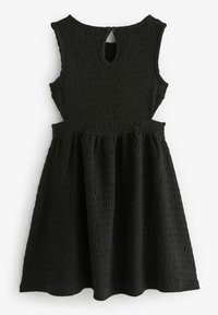 Robe noire sans manches avec un tissu texturé, corsage ajusté, jupe évasée et détail en clé à l'arrière maintenu par un bouton.