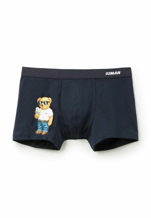 Granatowe bokserki męskie z nadrukiem niedźwiedzia w okularach przeciwsłonecznych, białej koszuli, dżinsach i trzymającego rożek lodowy, oraz napisem "IUMAN" na pasie.