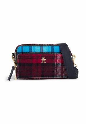 Rechteckige Crossbody-Tasche aus rot-blau kariertem Stoff, goldenes Logo, Reißverschlussverschlüsse und abnehmbarer schwarzer Riemen mit goldener Hardware.