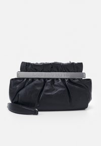 Clutch in morbida pelle nera con parte superiore arricciata, chiusura orizzontale in argento incisa con "KARL LAGERFELD" e tracolla removibile.