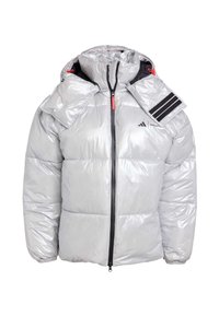 Ασημί φουσκωτό μπουφάν με μαύρο φερμουάρ, αφαιρούμενες επενδυμένες ασπίδες στους ώμους και ψηλό γιακά με κόκκινες δεσμίδες, λογότυπο στο μπροστινό μέρος στη δεξιά πλευρά του στήθους.