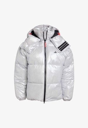 Silberne Steppjacke mit schwarzem Reißverschluss, abnehmbaren gepolsterten Schulterklappen und hohem Kragen mit roten Kordelstoppern, Logo vorne auf der rechten Brustseite.