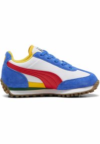 Tenisuri albastre și albe cu accente roșii și galbene, fabricate din suede și material sintetic, având o talpă din cauciuc texturat și un design cu șireturi.