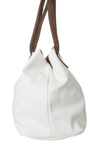 Valkoinen nahkainen hobo-laukku, jossa on pehmeä, pyöreä muoto. Varustettu kahdella ruskealla nahkahihnalla ja hienovaraisilla ompeludetaljeilla. Pinta on teksturoitu.