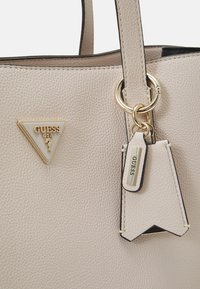 Guess MERIDIAN GIRLFRIEND TOTE - Borsa a mano - stone