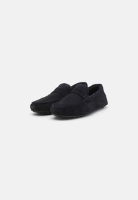 Granatowe zamszowe loafersy o moccasinowym designie, z przeszytym noskiem i elastycznymi bokami. Elastyczna gumowa podeszwa dla wygody.