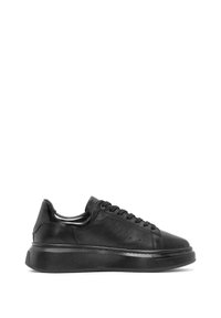 Zwarte lage leren sneaker met dikke zool, vetersluiting aan de voorkant en een soepele afwerking, getoond vanaf de buitenzijde op een witte achtergrond.