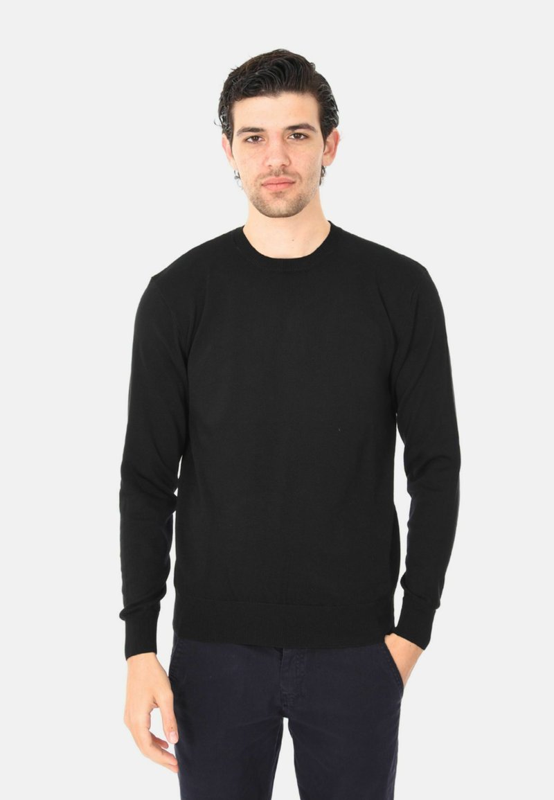 Maglione nero a maniche lunghe con scollatura rotonda e polsini a coste. Realizzato in un tessuto morbido, presenta un design classico senza motivi.