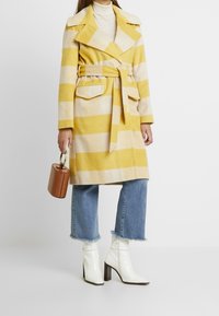 Miss Selfridge Cappotto classico - yellow