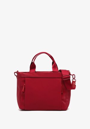 Bolso de mano de nailon rojo con doble asa y una correa de hombro ajustable. Presenta un bolsillo frontal y una textura lisa y resistente.