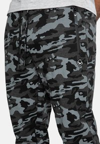 Threadbare Jogginghose - charcoal camo