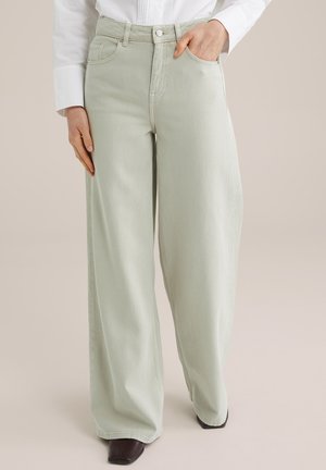 Weite Beinhosen aus hellgrünem Denim mit hoher Taille, Fronttaschen und dezenten Nähdetails. Glatte Textur und lässige Passform.