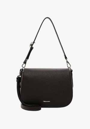 Braune Leder-Crossbody-Tasche mit strukturierter Oberfläche, Klappenverschluß, verstellbarem Tragegurt, silbernem Metall und seitlichem Logoakzent.