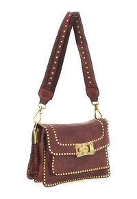 Borsa a tracolla in pelle color marrone scuro con dettagli borchiati in oro, caratterizzata da una forma rettangolare, chiusura a patta e tracolla regolabile.