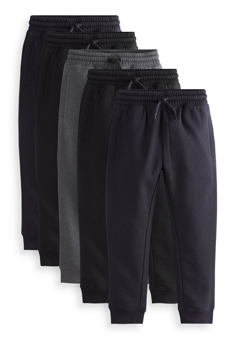 Fünf Paar Jogginghosen in verschiedenen Dunkeltönen: marineblau, dunkelgrau und schwarz. Jede hat einen elastischen Bund und Seitentaschen.