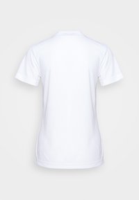 Camiseta blanca de manga corta con cuello redondo clásico. Fabricada en tejido suave, presenta un diseño simple sin patrones ni acentos visibles.