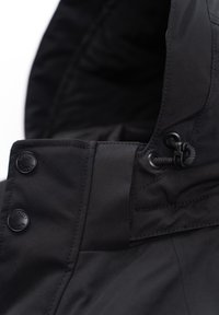 Schwarze isolierte Jacke mit Details wie einer zipbaren Kapuze, Druckknöpfen und einem Kordelzug. Das Material wirkt glatt mit einem matten Finish.