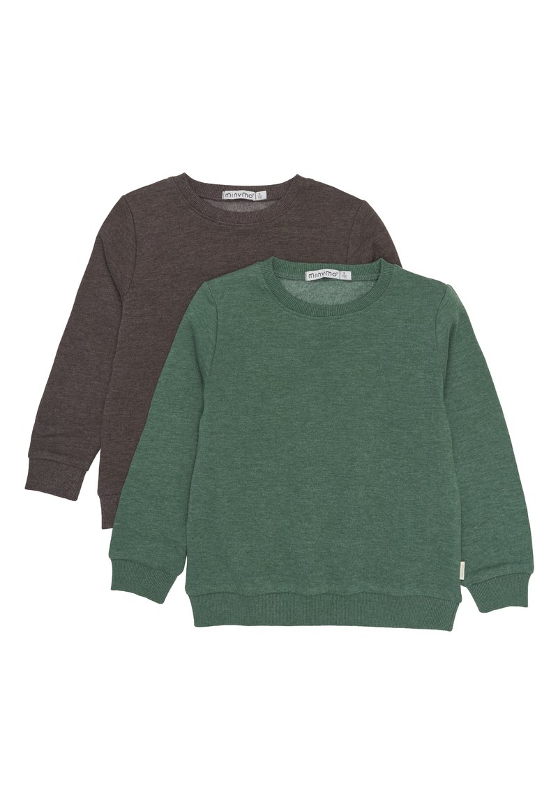 Två långärmade sweatshirts: en mörkbrun och en grön. Båda har ribbade ärmslut och kragar, tillverkade av mjukt, strukturerat tyg.