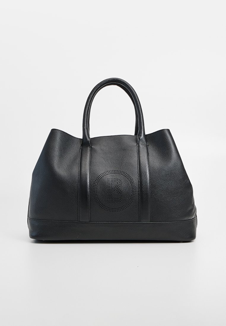 Schwarze Ledertasche mit strukturierter Form, ausgestattet mit zwei oberen Griffen, strukturiertem Finish und einem runden, gelochten Logodetail auf der Vorderseite.