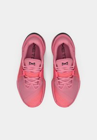 Pantofi sport roz cu material din plasă, o finisare texturată și un gradient de la roz deschis la roz închis. Dispun de șireturi plate și o talpă contrastantă de culoare neagră.