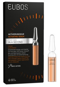 EUBOS Caviar Glow Boost aktivierendes Serum in Glasampullen, mit transparentem Design und orangefarbener Flüssigkeit, verpackt in einer schwarzen Schachtel.
