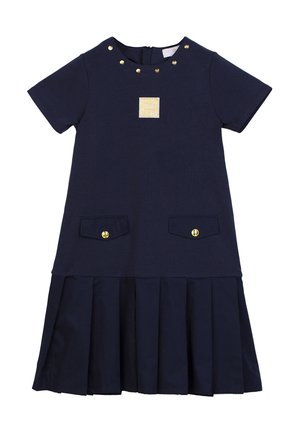 Marinefarbendes Kurzarmkleid mit plissiertem Rock, goldenen Akzenten und Vordertaschen. Rundhalsausschnitt verziert mit goldenen Nieten und Etikettendetail.