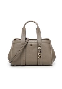 Borsa in pelle grigia con manici superiori doppi e una tracolla rimovibile. Presenta acciaio dorato e una finitura leggermente strutturata.