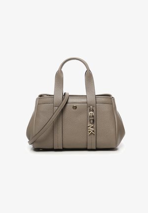 Borsa in pelle grigia con manici superiori doppi e una tracolla rimovibile. Presenta acciaio dorato e una finitura leggermente strutturata.