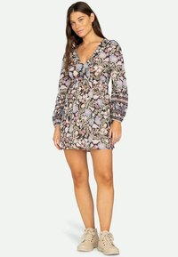 Kleid mit Blumenmuster, tiefem V-Ausschnitt, langen Puffärmel und Empire-Taille. Es zeigt mehrfarbige Blumen auf einem dunklen Hintergrund.