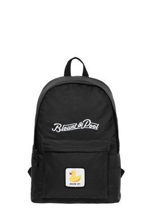 Sac à dos noir avec poche avant comprenant un écusson canard jaune et un logo blanc « Blount & Pool » au-dessus de la poche sur un fond blanc uni.