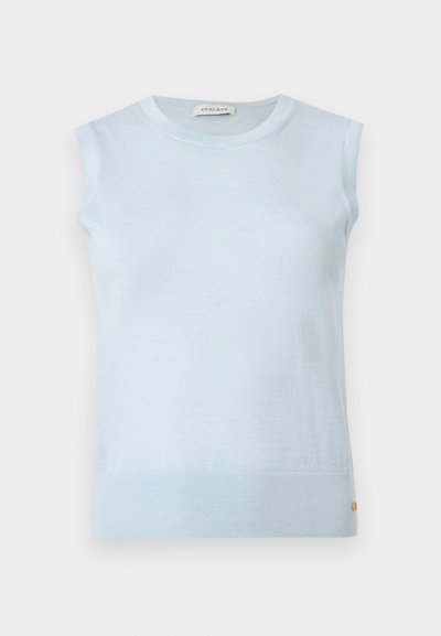 Hellblaues ärmelloses Stricktop mit rundem Ausschnitt und einem kleinen goldenen Detail nahe dem unteren Saum, innen im Kragen mit "ANINE BING" etikettiert.