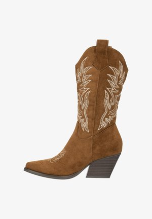 Bruine suède cowboylaars met puntige neus en een hak van 7,5 cm. Heeft witte borduursels in een bloemmotief langs de schacht.